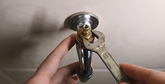 水龍頭滴水怎么處理？看步驟圖跟著老師傅一步步操作一下吧！