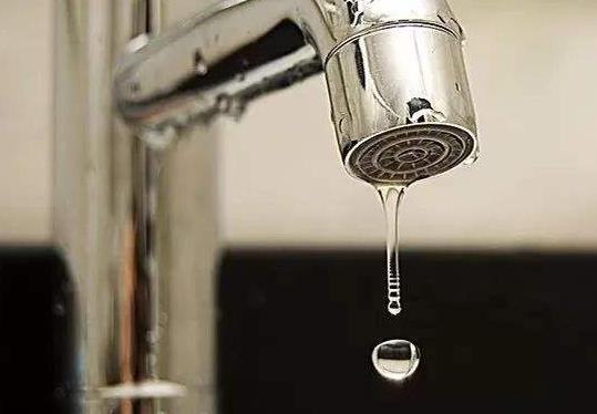 整棟樓就我家沒水？家里停水有哪幾種原因？