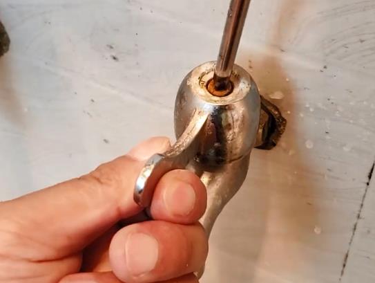 水龍頭滴水怎么修圖解！沒想到，2張圖2個步驟就搞定了！