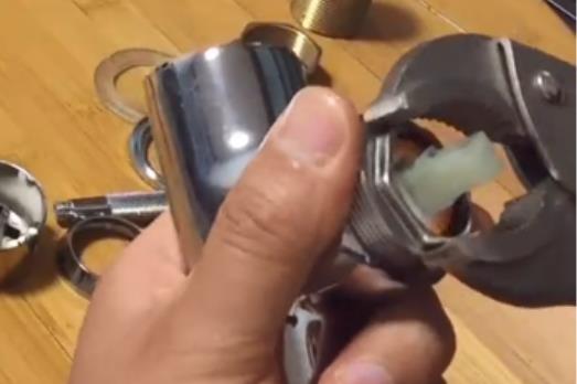 360旋轉(zhuǎn)水龍頭拆卸圖解，4個步驟輕松拆卸所有配件!